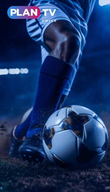 Hombre jugando al fútbol en transmisión deportiva por IPTV Chile con PLANTV