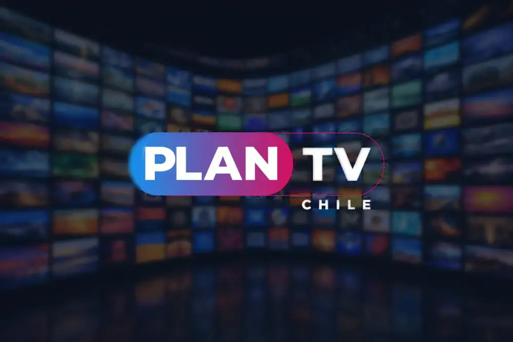 Logo de PlanTV Chile sobre fondo de múltiples pantallas, proveedor de IPTV en Chile con +5.000 canales en vivo